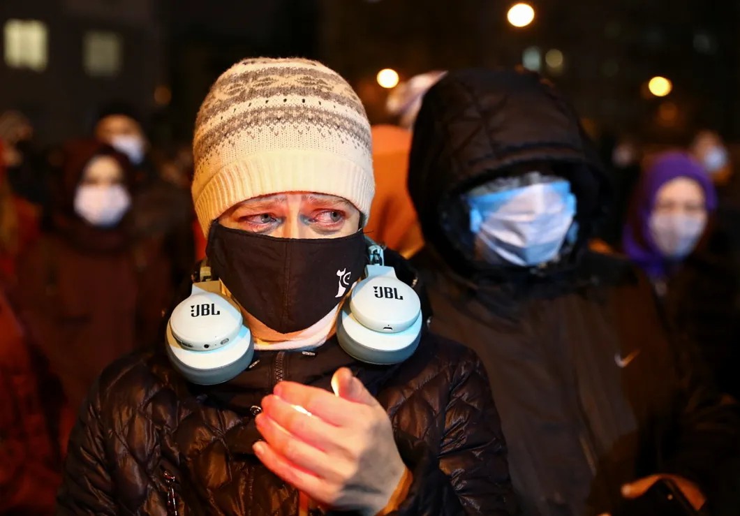 На траурной акции возле народного мемориала Романа Бондаренко, на Площади Перемен, Минск. Фото: Reuters