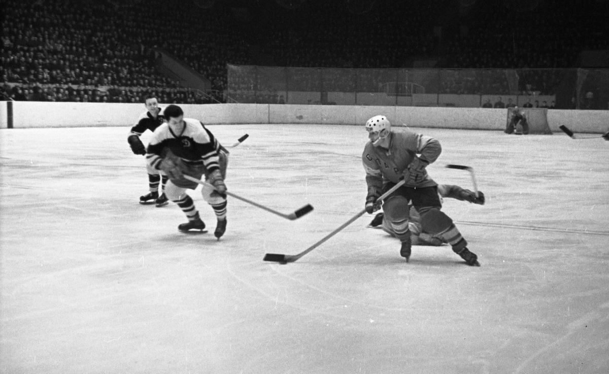 60-е годы. Матч Спартак–Динамо. Вячеслав Старшинов уходит от Станислава Петухова. Фото: Евгений Успенский