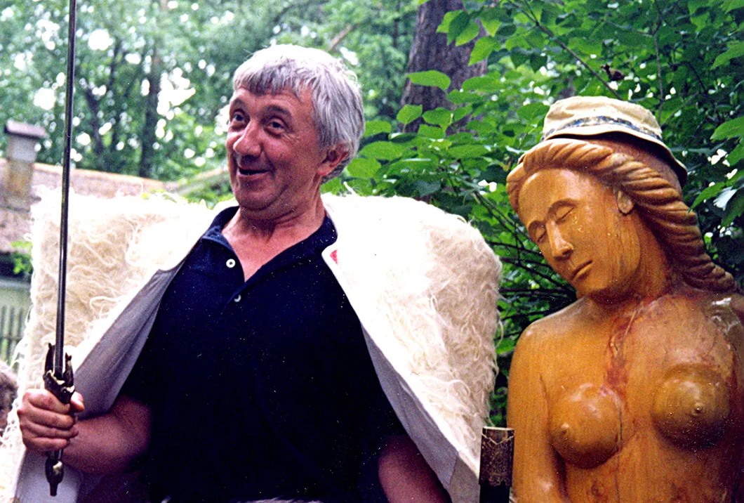 9 июня 1998 года. Щекочихину — 48 лет! Он — с подарками. Фото: Павел Гутионтов