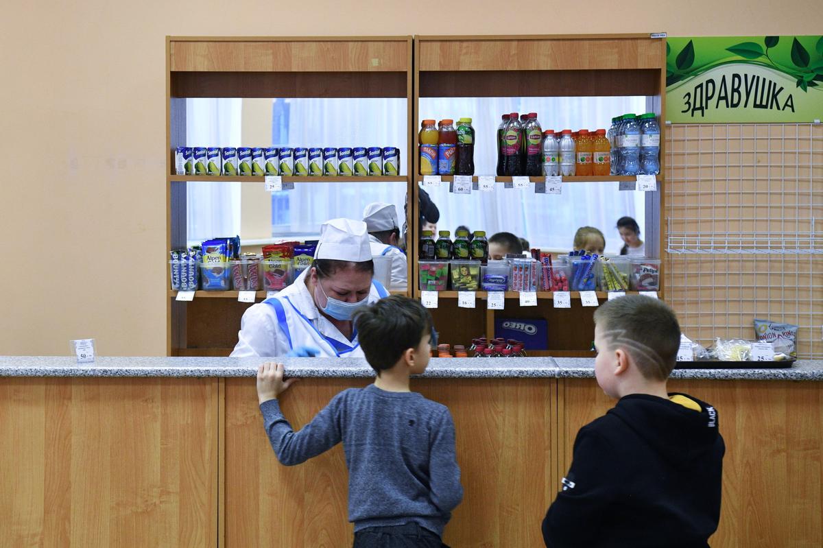 Кормят детей по ценам отнюдь не первой свежести. Фото: РИА Новости