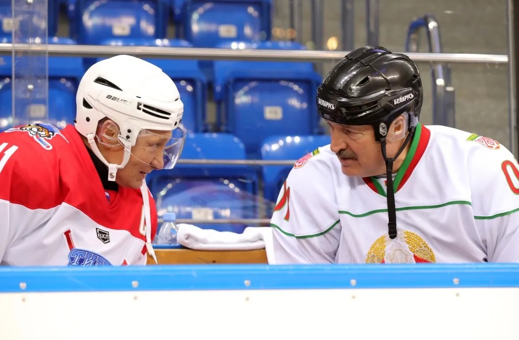 Владимир Путин и Александр Лукашенко во время хоккейного матча. Фото: РИА Новости