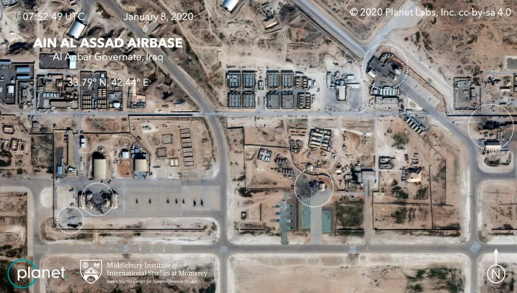 Белыми пунктирными кругами отмечены места попадания иранских ракет по американским строениям на иракской авиабазе. Фото: Миддлбурский институт международных исследований в Монтеррей / спутниковая съемка / Wikimedia