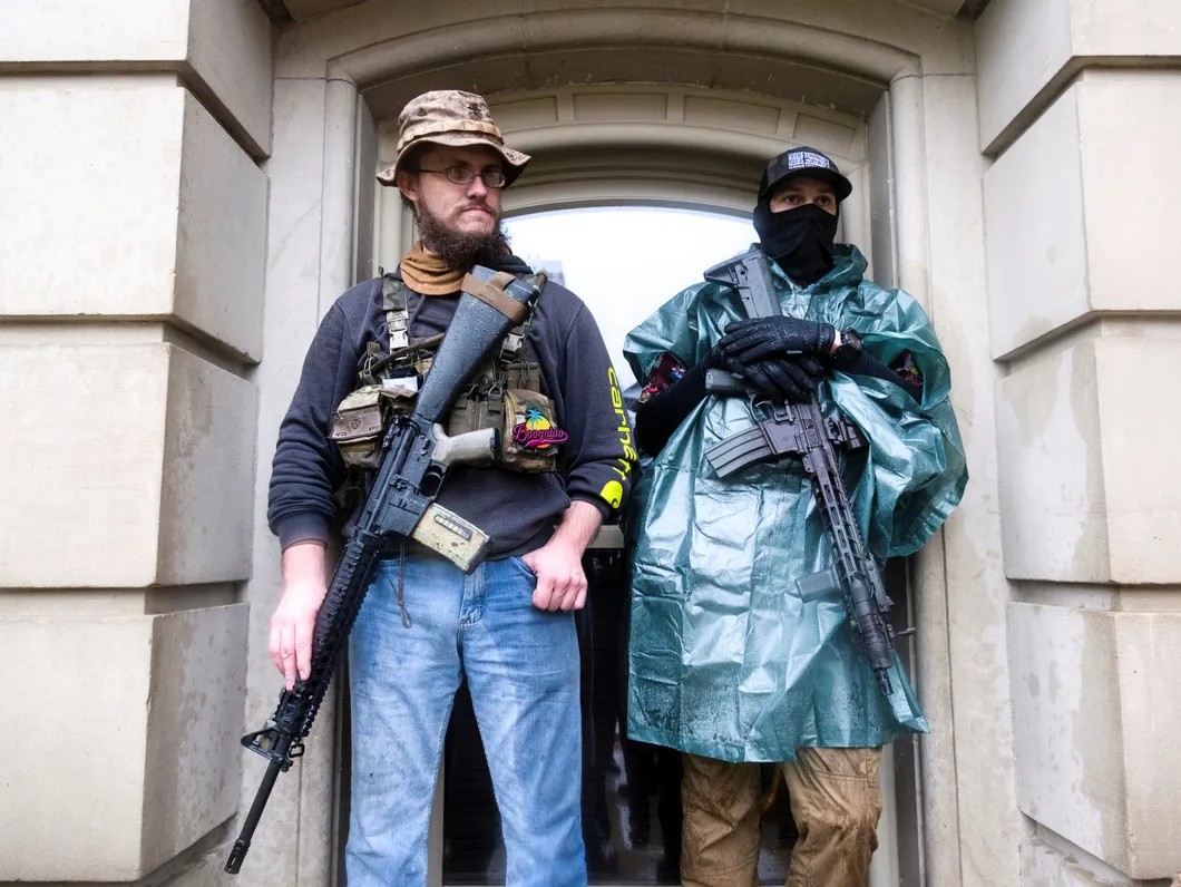 Вооруженные ультраправые консерваторы («альт-райты») возле здания заксобрания в Лансинге. Фото: Reuters