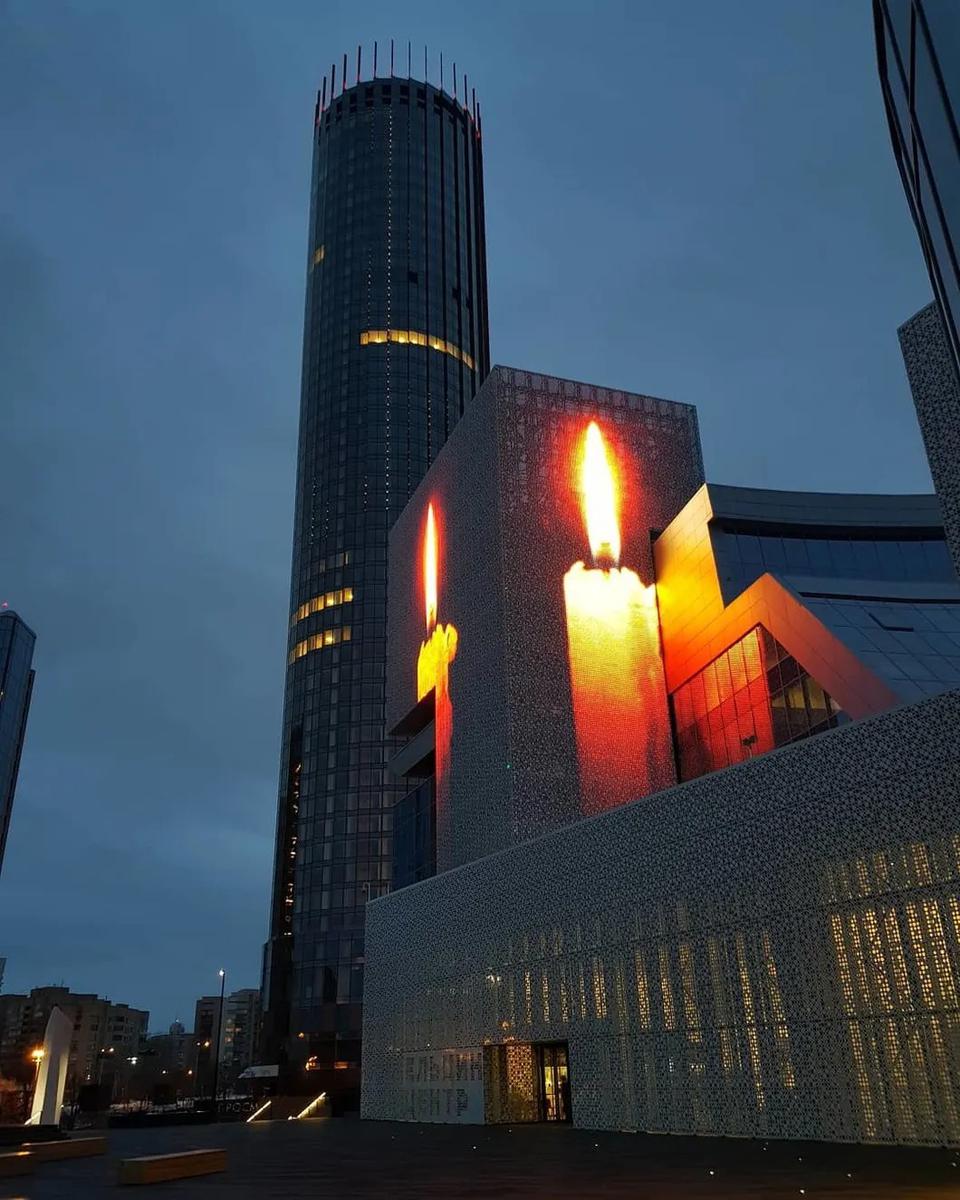 На здании Ельцин-центра появилась проекция свечи. Фото: dmitrynichenko