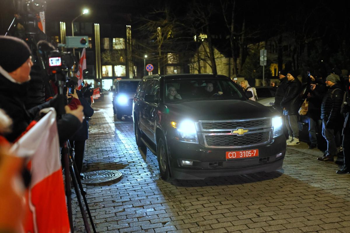 Обстановка у посольства США в Вильнюсе после помилования и освобождения из тюрьмы белорусских политзаключенных. Фото: AP / TASS