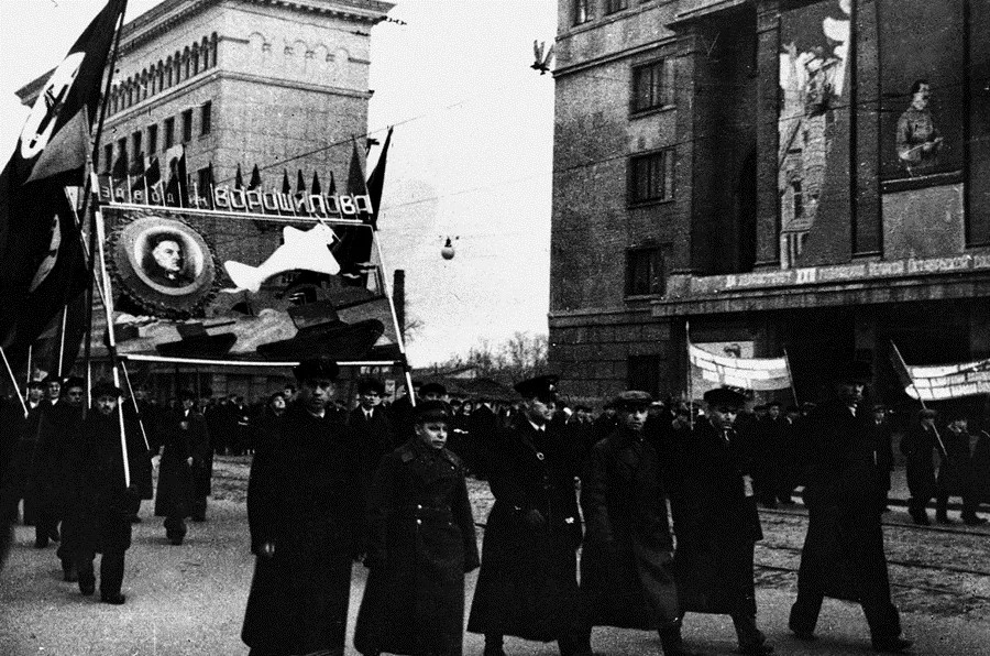 Руководство завода на демонстрации. Фото из архива