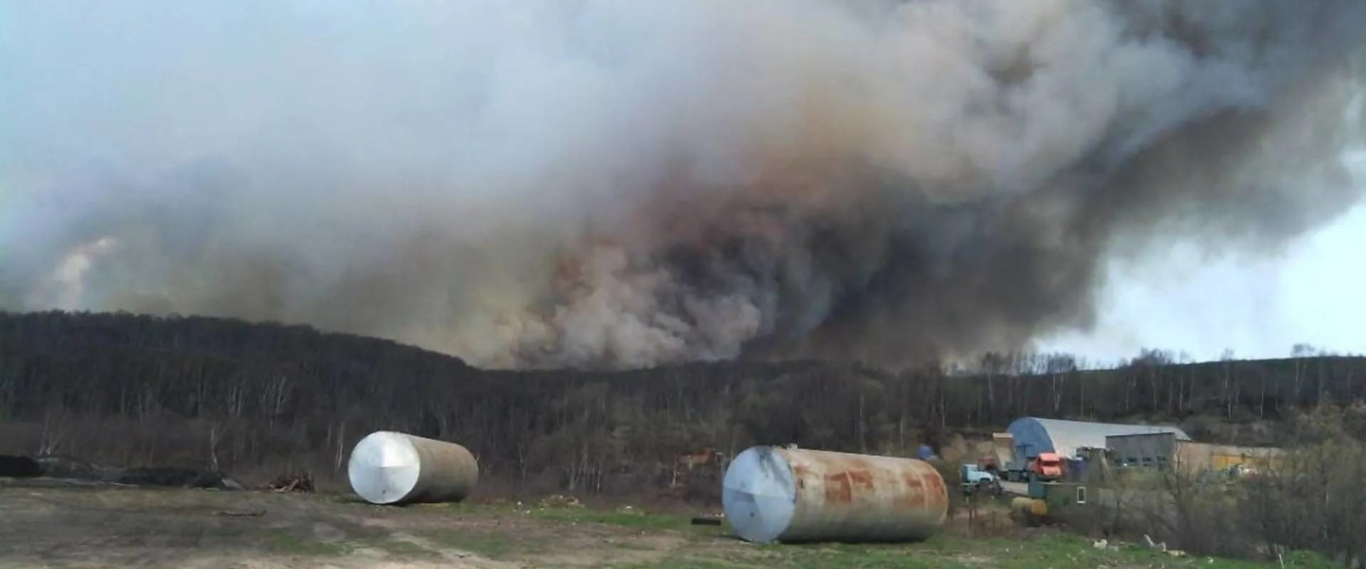 На Камчатке жители сообща потушили угрожавший селу лесной пожар, пока рядом шли учения МЧС