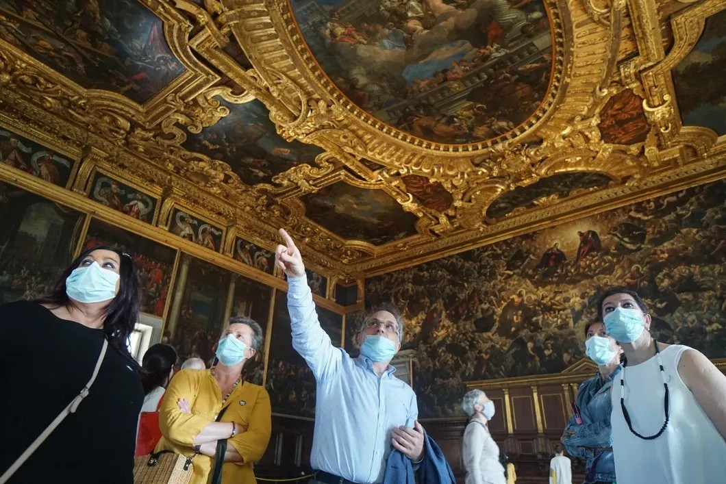 Туристы рассматривают Зал Большого Совета во Дворце дожей в Венеции. Фото: ЕРА