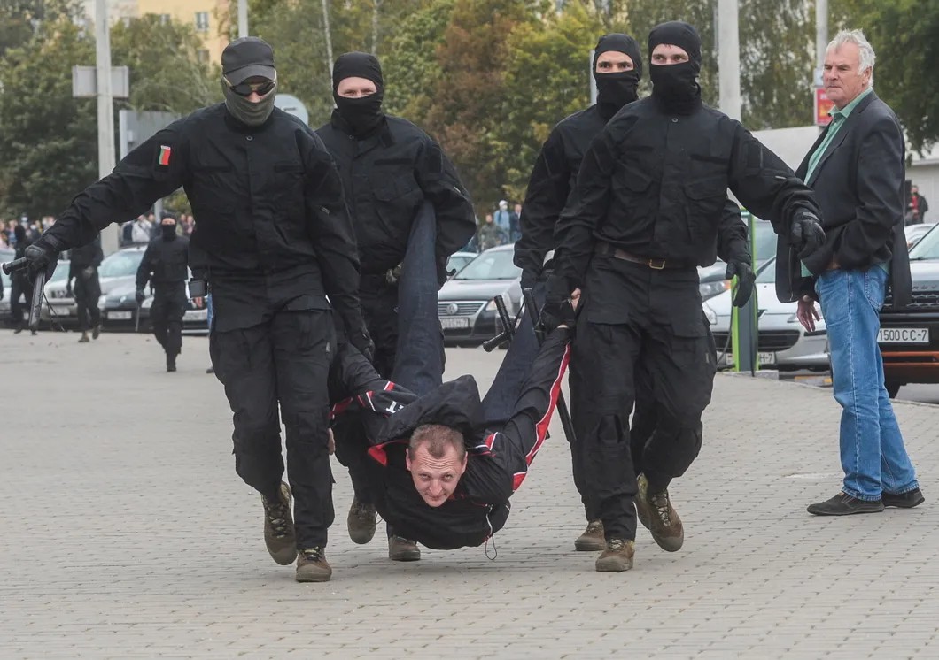 Задержание на акции протеста в Минске. Фото: EPA