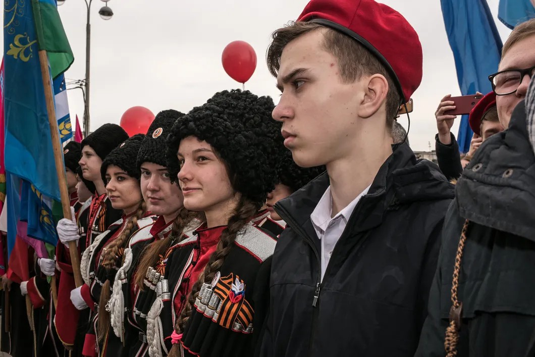 Молодые казаки ожидают прибытие поезда. Фото: Алина Десятниченко / для «Новой»