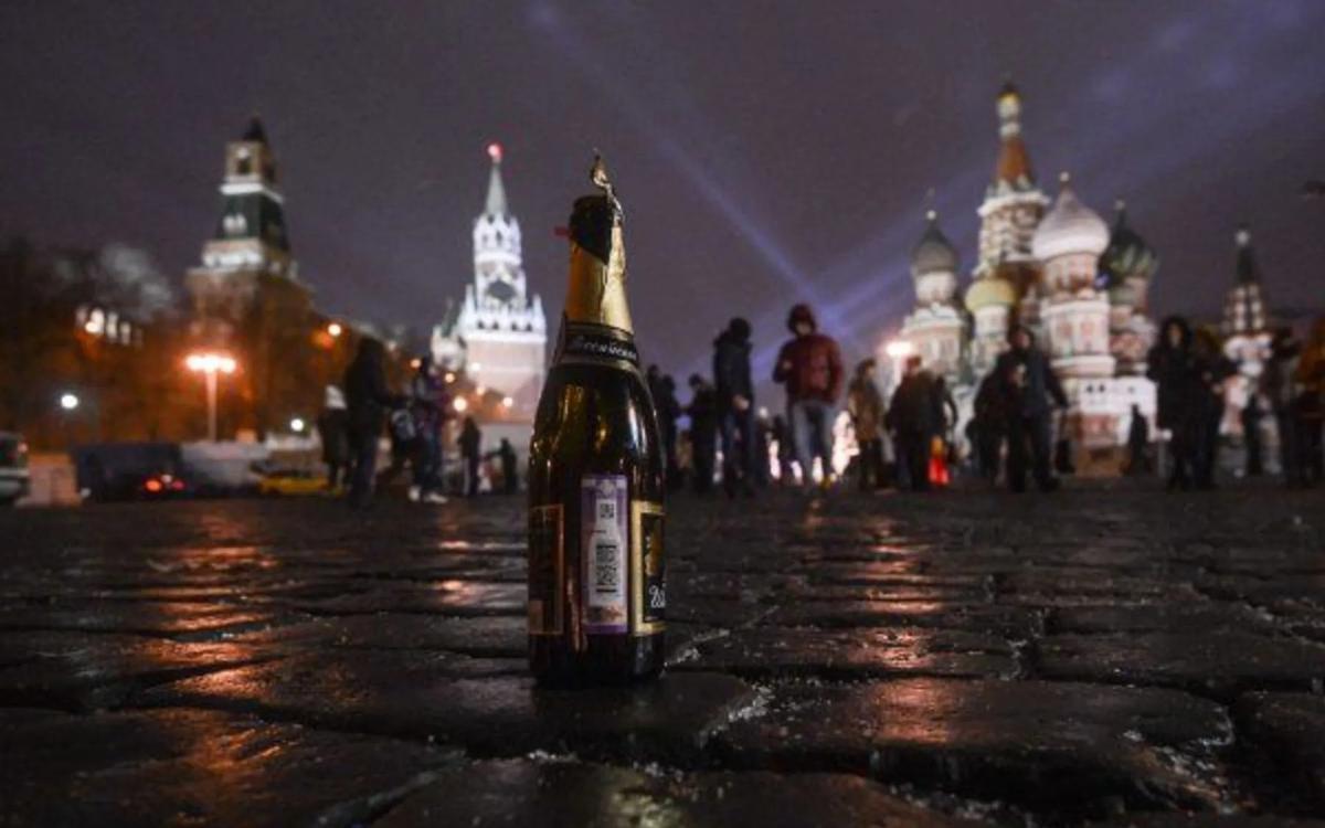 Новогодняя елка и колючая проволока