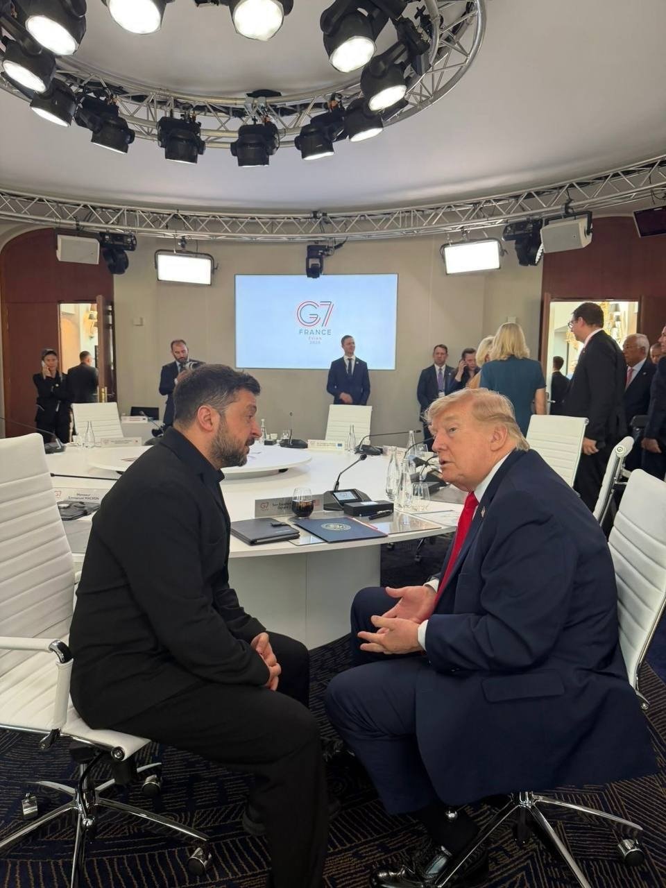 Зеленский и Трамп общаются на G7. Официальное фото