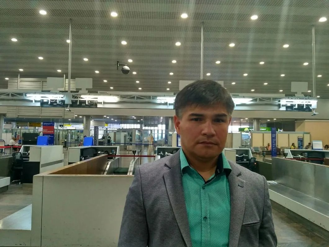 Баходир Каримов в аэропорту. Фото: Дмитрий Ребров