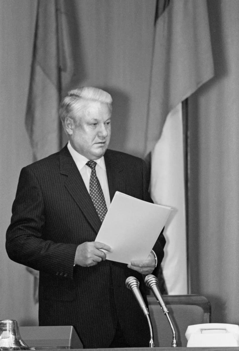 Борис Ельцин на пленарном заседании Конституционного совещания. Фото: Александр Сенцов / Фотохроника ТАСС
