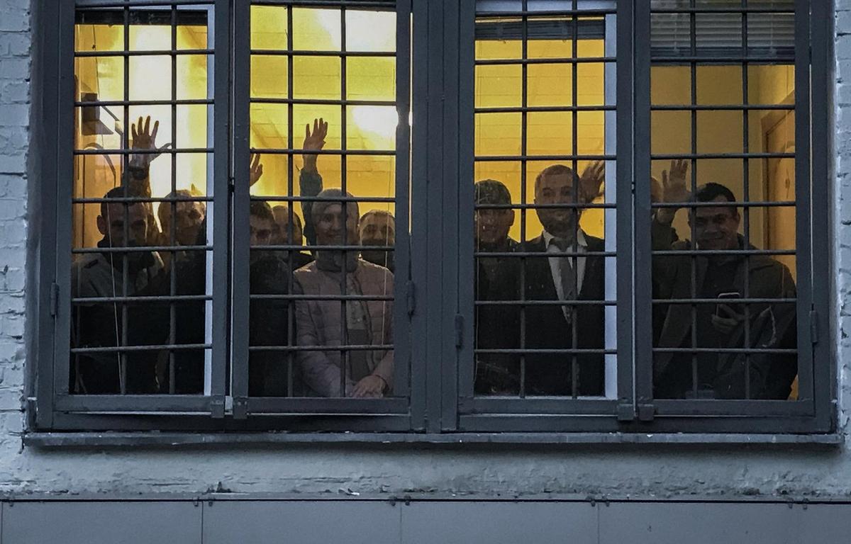 Москва. 12 июля 2019 год. Крымские адвокаты со своим подзащитными крымскими татарами, задержанными после пикета у здания Верховного суда. Фото: личная страница Лутфие Зудиевой в соцсетях
