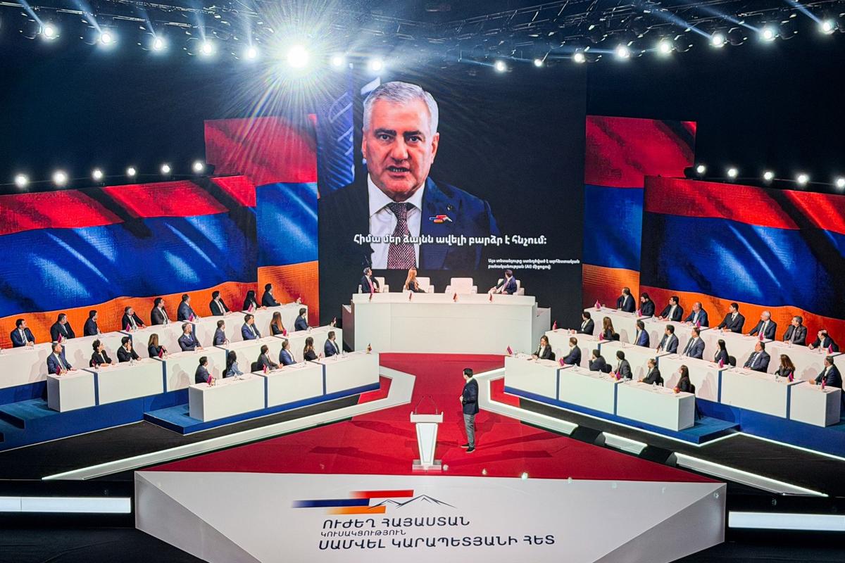 Самвел Карапетян (на экране). Фото: Александр Патрин / ТАСС