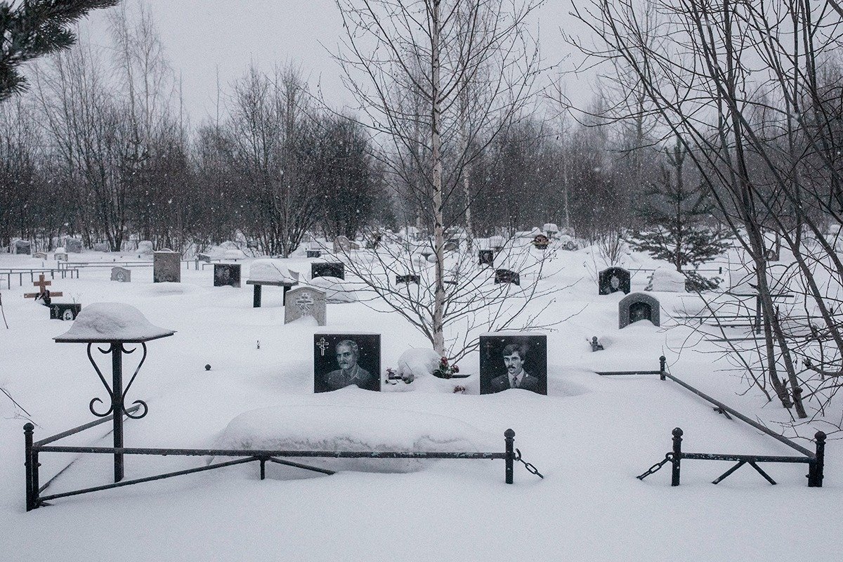 Пикалевское кладбище. Фото: Алексей Душутин / «Новая газета»