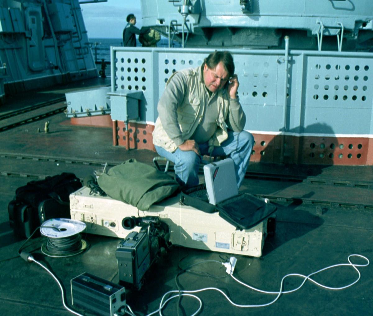 Корреспондент РТР Аркадий Мамонтов на палубе атомного ракетного крейсера «Петр Великий» готовится к очередному выходу в эфир. Август 2000 года. Фото: Семен Майстерман / ИТАР-ТАСС