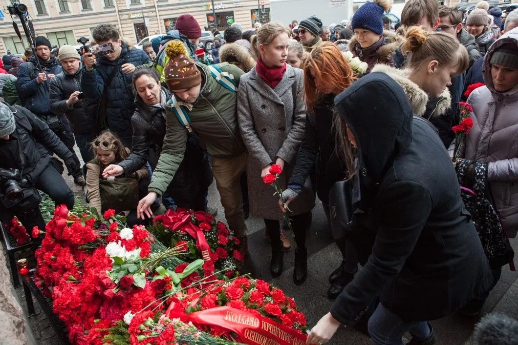 Горожане возлагают цветы на временный мемориал. Фото: Елена Лукьянова / «Новая газета в Петербурге»