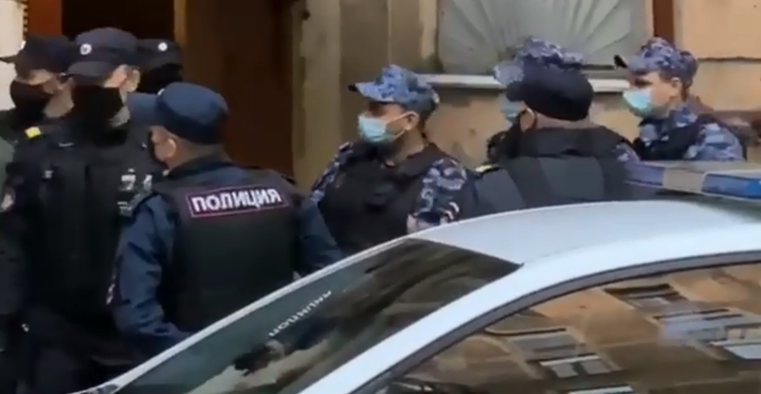 Сотрудники полиции после обыска в квартире Андрея Пивоварова. Скриншот: facebook.com/lawopr