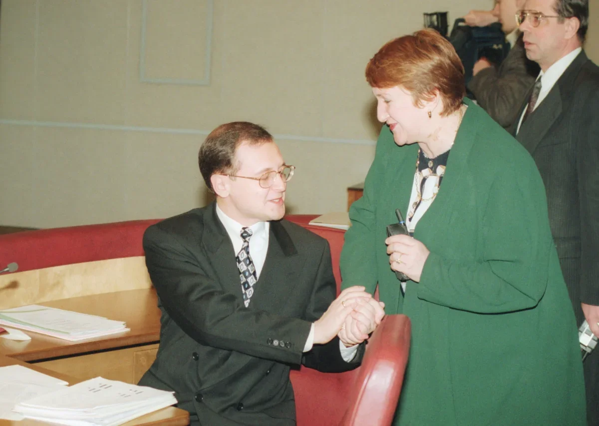И.о. премьера Сергей Кириенко и депутат Госдумы Галина Старовойтова. Фото: Владимир Мусаэльян, Валентина Кузьмина / ИТАР-ТАСС