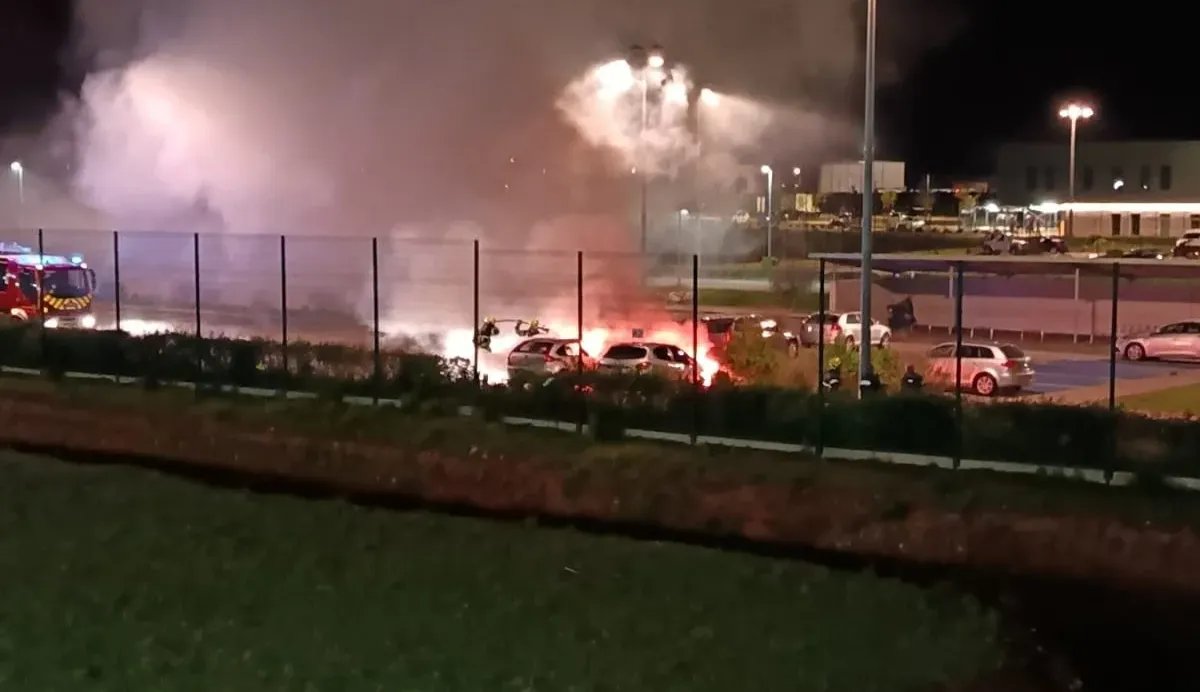 На стоянке одной из французских колоний горят служебные автомобили. 13 апреля 2025 года. Фото: соцсети