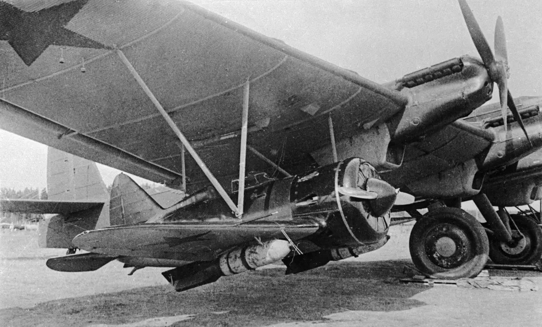 Под крылом самолета ТБ-3 подвешен истребитель И-16 с фугасной бомбой весом 250 кг. Июнь 1941 года. Фото: РИА Новости