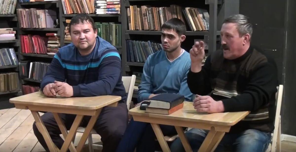 Игорь Фильченко в студии у Михаила Афанасьева, Абакан. Кадр видео Афанасьева