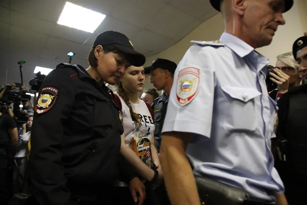 Аню Павликову доставили в зал Дорогомиловского суда. Фото: Анна Артемьева / «Новая газета»