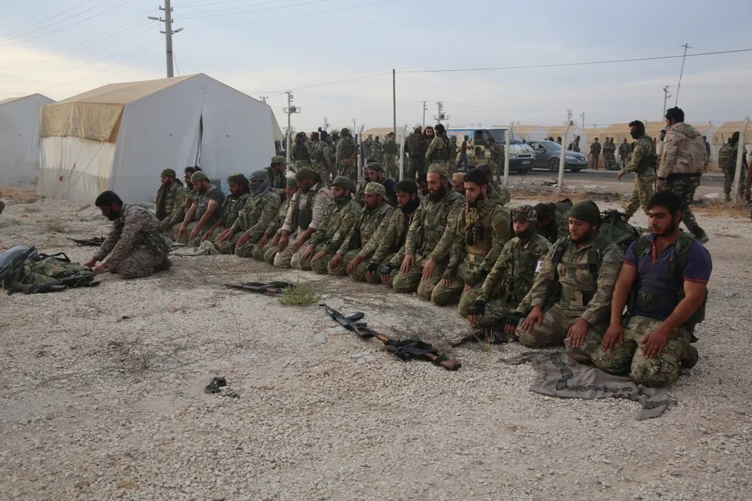 Бойцы ССА в Ашкакале перед началом наземной операции «Источник мира». Фото: источник, специально для «Новой газеты».
