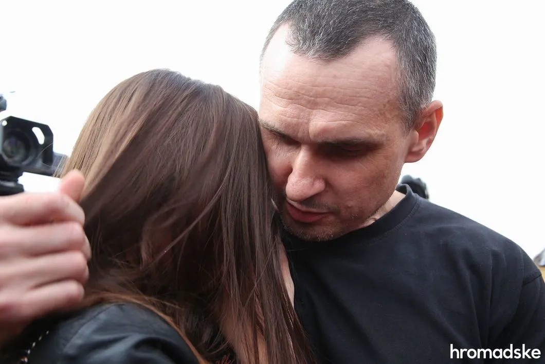 Director Oleg Sentsov with his daughter Alina at the plane that brought the exchanged Ukrainians to Kiev. Photo: Andrey Novikov / Gromadskoye