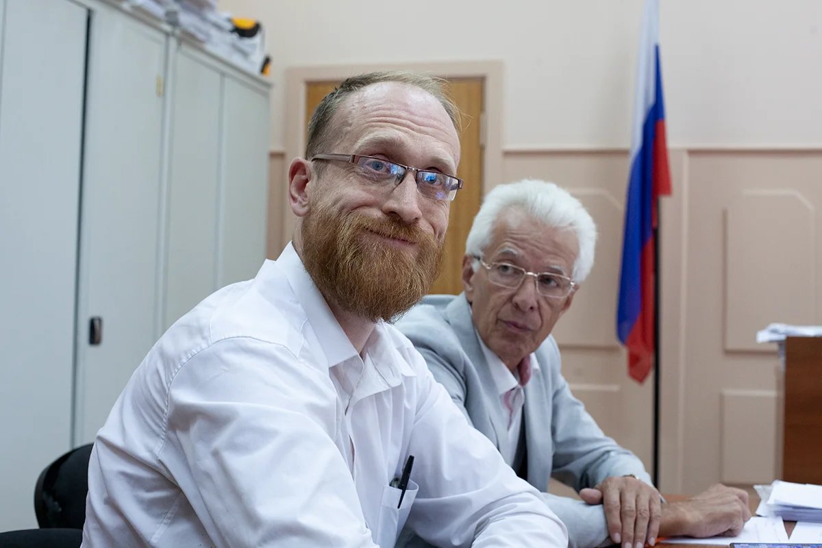 Андрей Заякин и адвокат Михаил Бирюков. Фото: Анна Артемьева, специально для «НО»