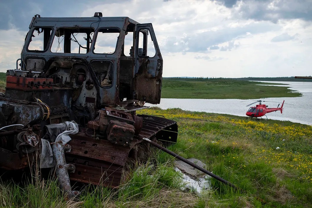 Helicopter with police officers and the deputy head of the Nornickel Security Deparment Vladimir Sazonov landing at Kurya. Pyasina River. Photo: Yury Kozyrev, Novaya Gazeta