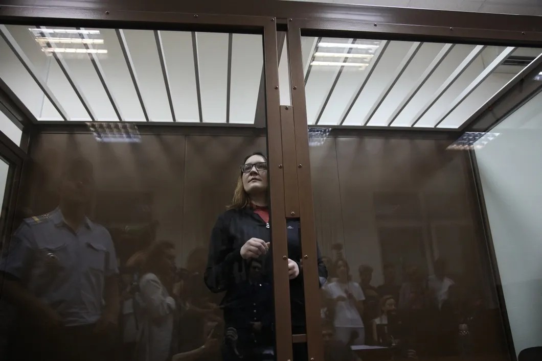 Мария Дубовик ожидает решения судьи. Фото: Анна Артемьева / «Новая газета»