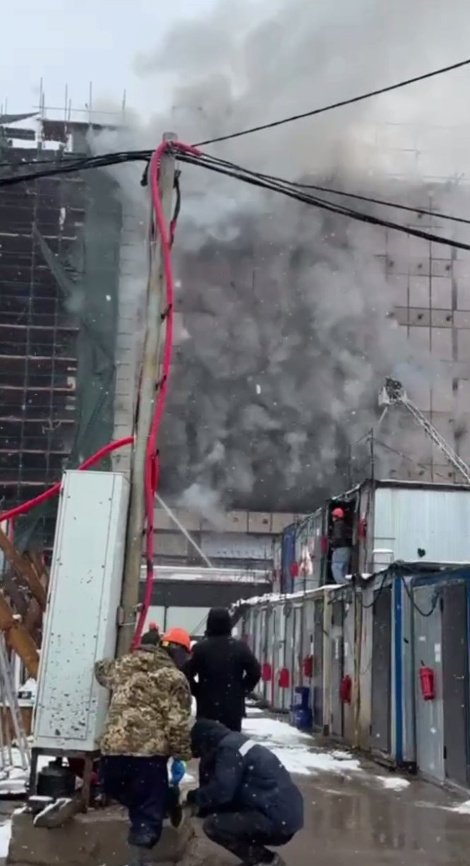 Пожар на стройке. Кадр видео из соцсетей