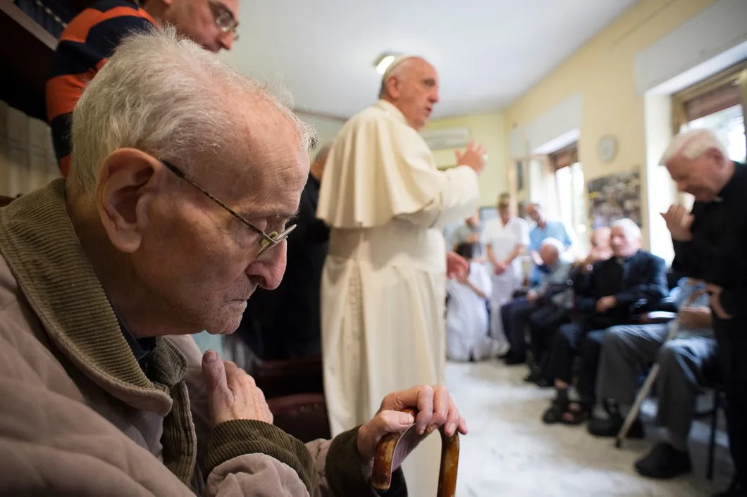 Папа Франциск благословляет больных в хосписе. Фото: Reuters