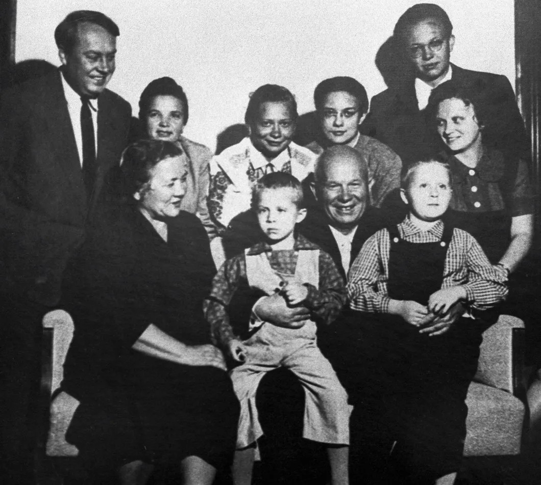 Н. С. Хрущев в окружении семьи. Фото: РИА Новости