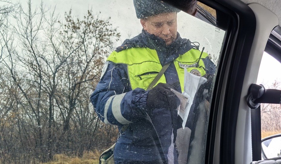 ДПС проверяет машины на подъездах к Коркино. Фото: Никита Телиженко / «Новая газета»