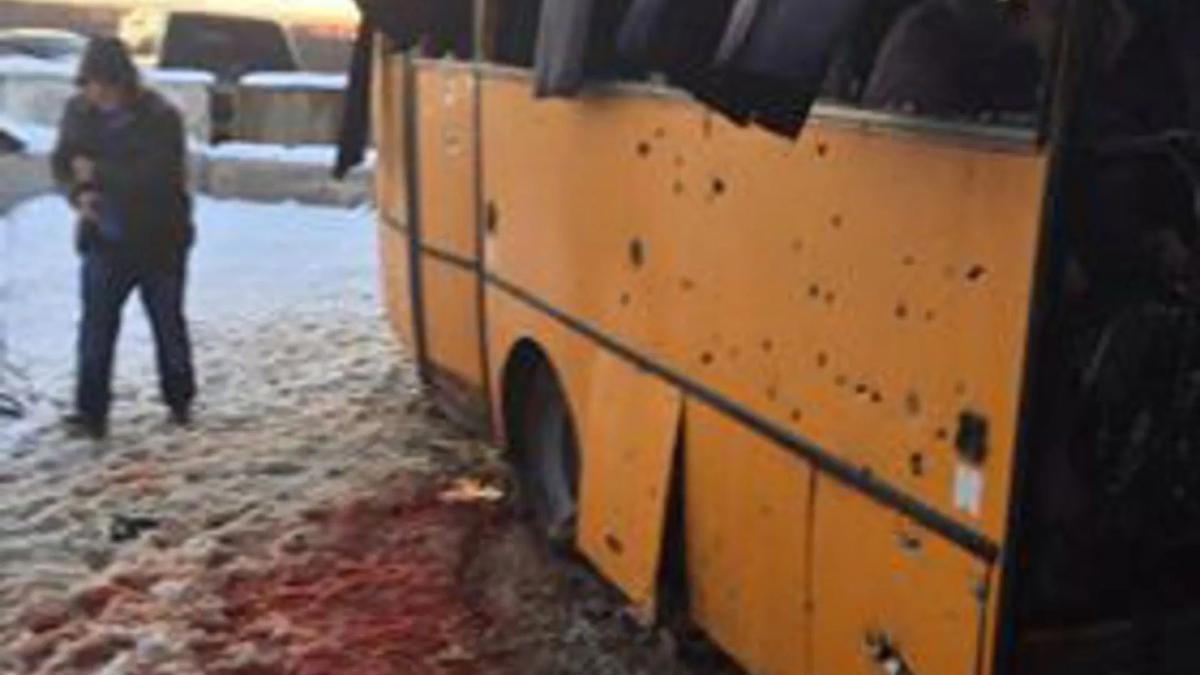 Опять война: 12 человек погибли, тяжелый снаряд попал в гражданский автобус в Донецкой области