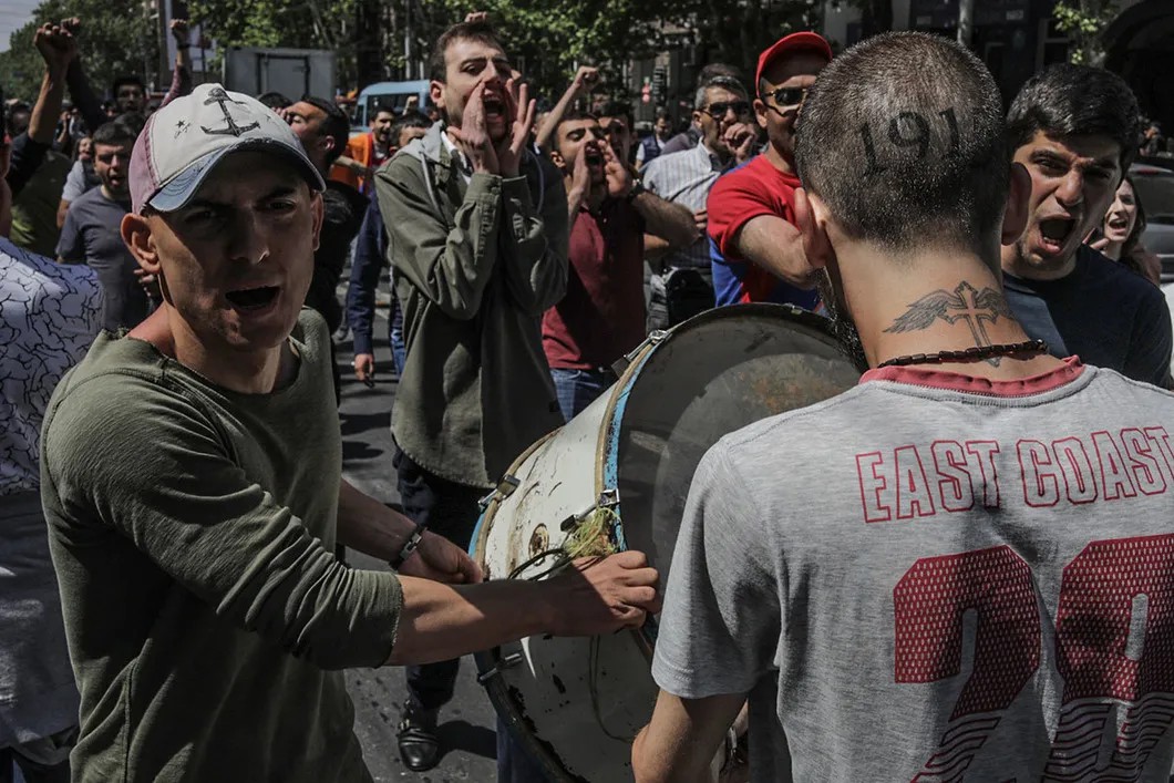 Протестующие использовали в том числе и барабаны. Фото: Влад Докшин / «Новая газета»