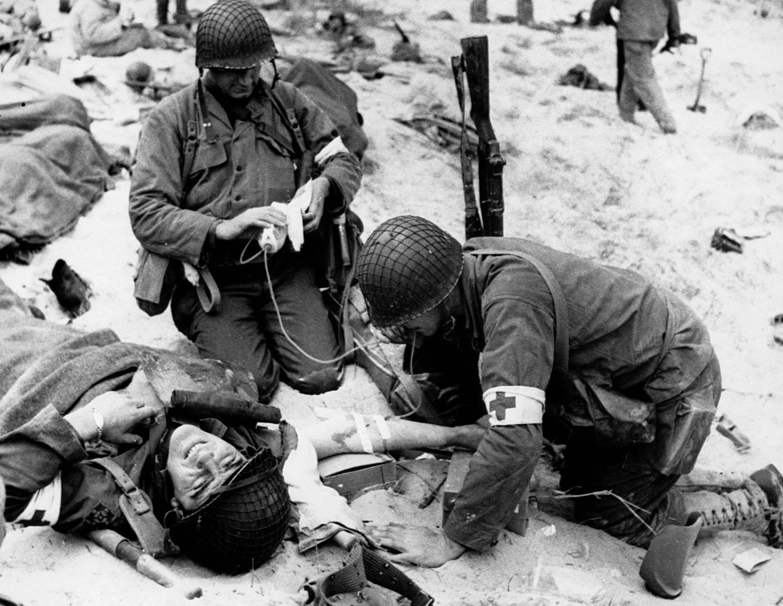 Медики ставят капельницу раненому солдату. Нормандия, 1944 год. Фото: CORBIS / Corbis via GettyImages