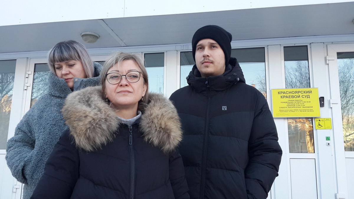 Родные Никиты Уварова у краевого суда. Красноярск. Фото: Алексей Тарасов / «Новая газета»