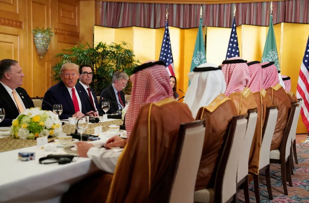 Саудовская Аравия специально отдает часть нефтяного рынка США, а взамен Трамп борется со стремительной электрификацией транспорта. А что, очень может быть... Фото: Reuters