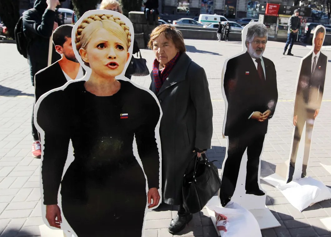 Ростовые фигуры Юлии Тимошенко и бизнесмена Игоря Коломойского, установленные в Киеве в предверии президентских выборов 2019 года. Фото: EPA