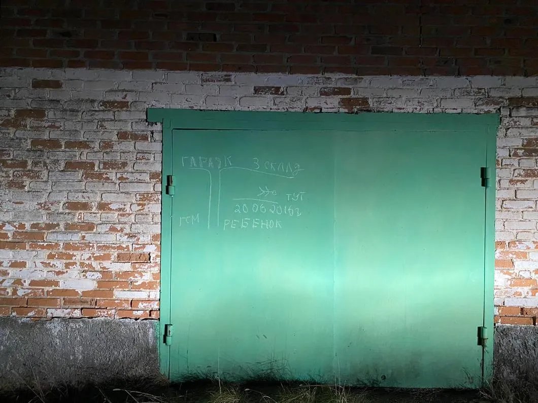 Надпись на гараже в Краснодарском крае, сообщающая о местонахождении останков пропавшей девочки. Фото: Следственное управление СК РФ по Краснодарскому краю