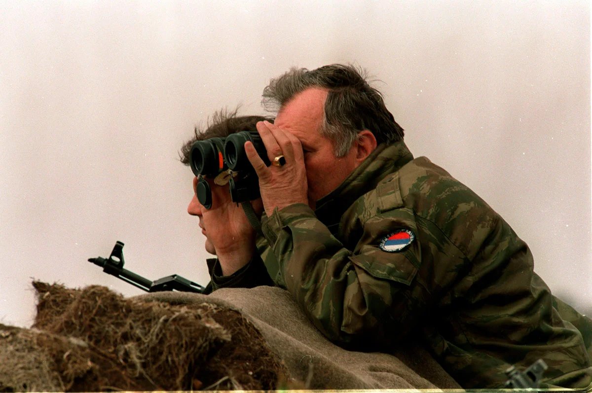 16 апреля 1994 года. Босния и Герцеговина. Ратко Младич (справа) недалеко от города Горажде. Фото: Zuma \ TASS