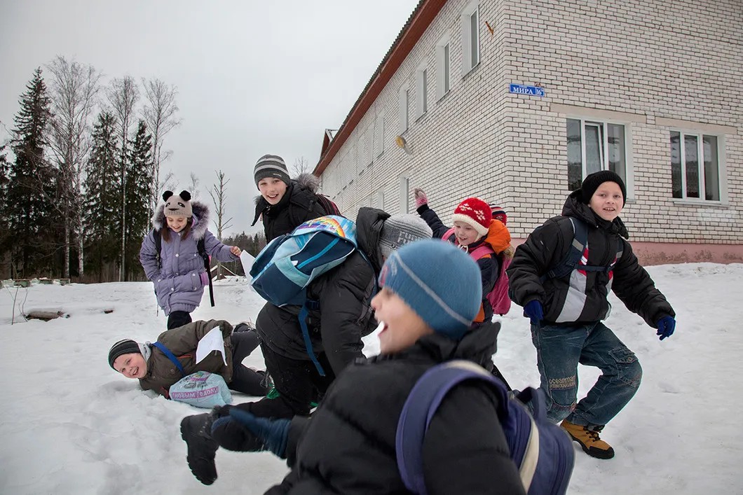 Кострецкие дети после уроков в школе Ривзавода. Фото: Анна Артемьева / «Новая газета»