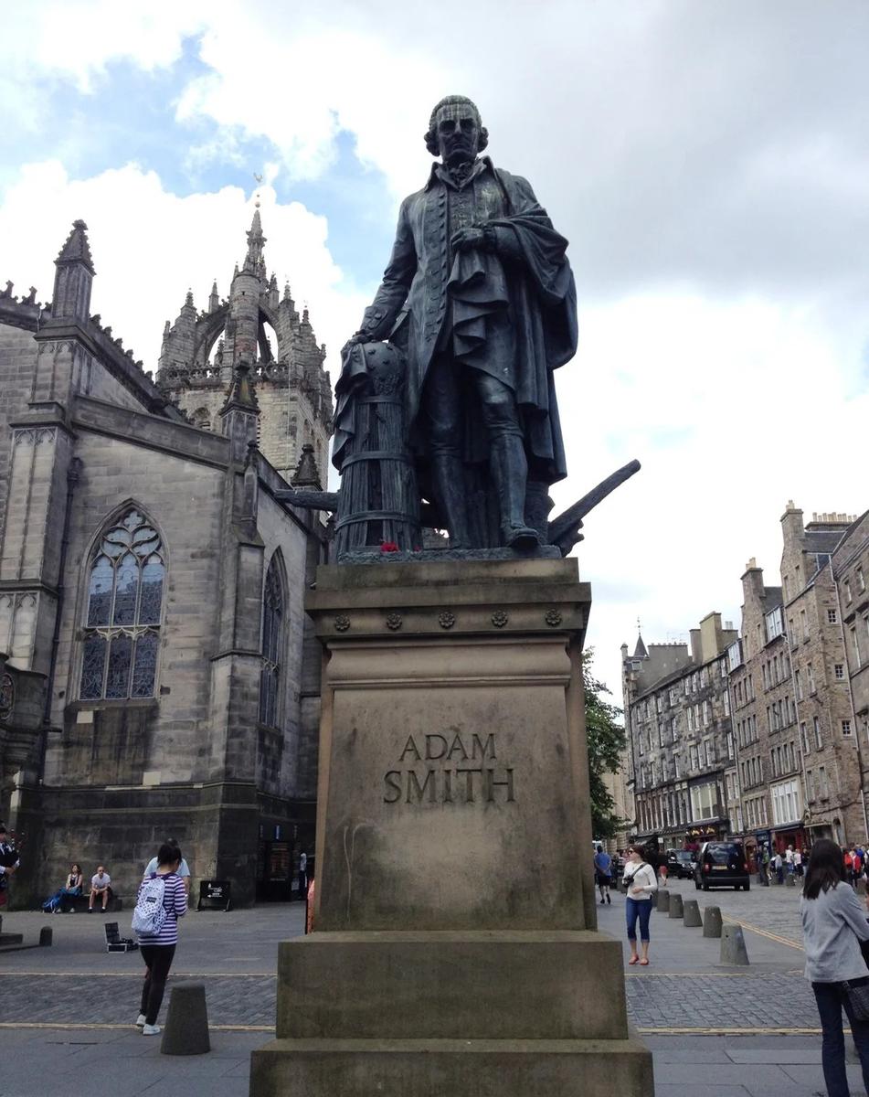 Памятник Адаму Смиту в Эдинбурге. Фото: neverbutterfly / Википедия