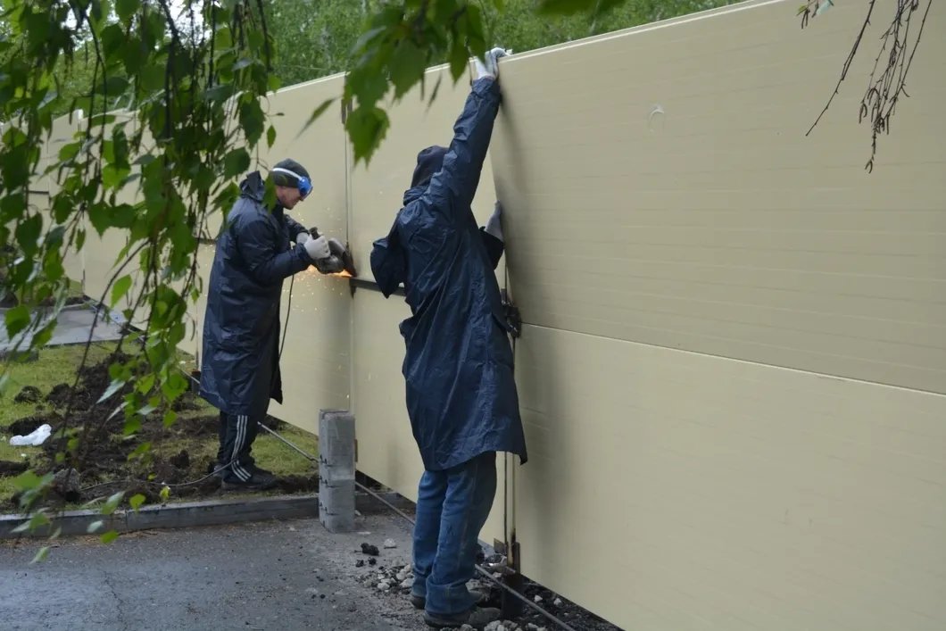 Повреждения забора во время протестов в Екатеринбурге оценили почти в ...