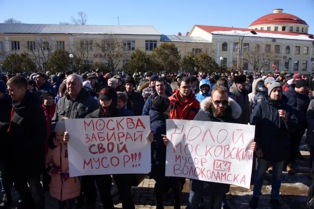 Очередной митинг у администрациии 24 марта. Фото: Виктория Одиссонова / «Новая газета»